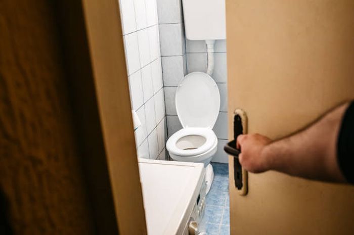 pintu kamar mandi di tutup menutup pintu kamar mandi