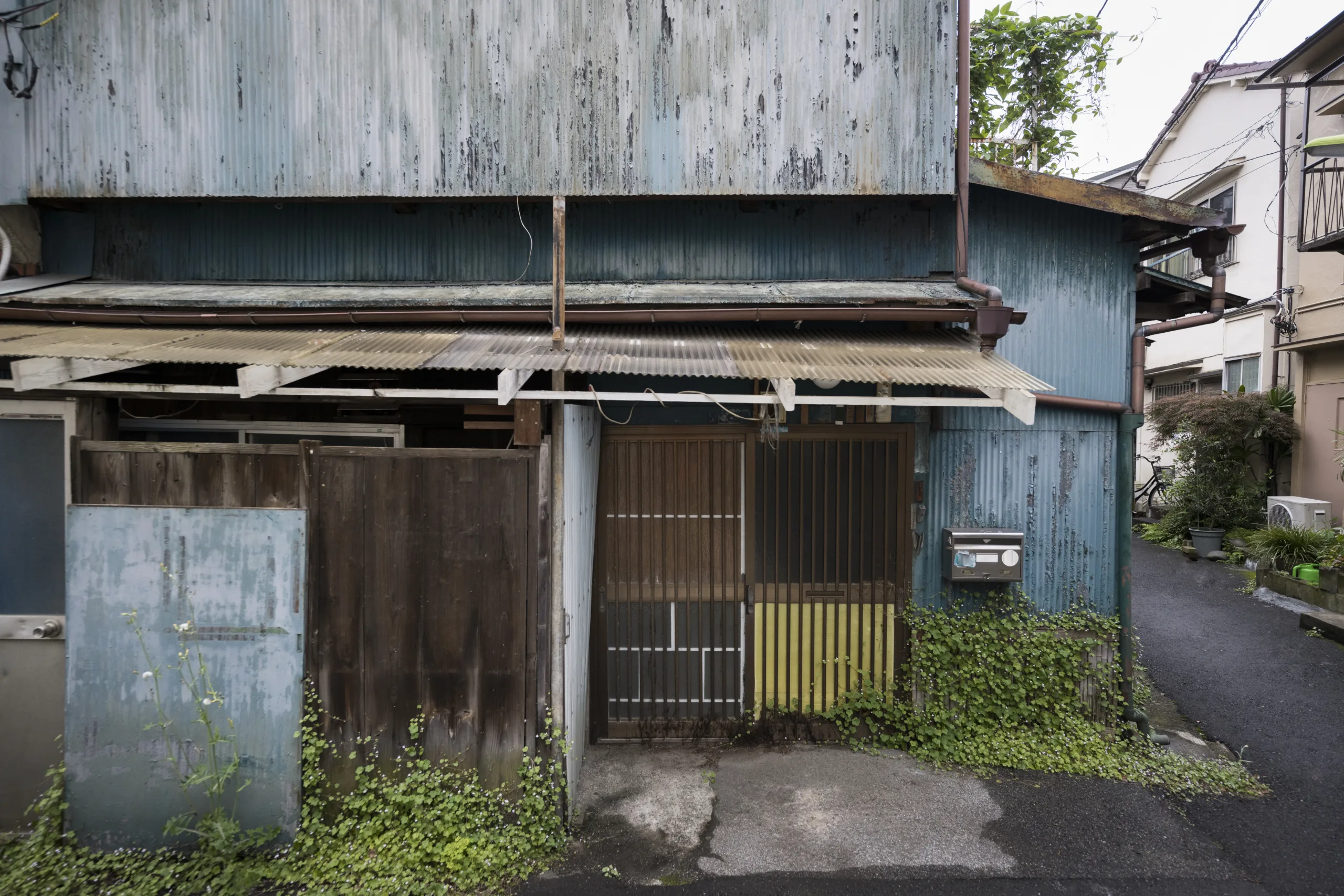 rusty-walls-haunted-house-background rumah tusuk sate