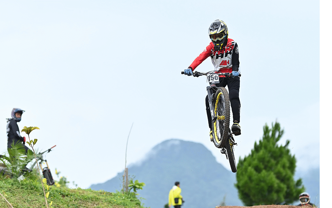 Downhill: Aksi Ngebut & Melayang di Bukit Naga!